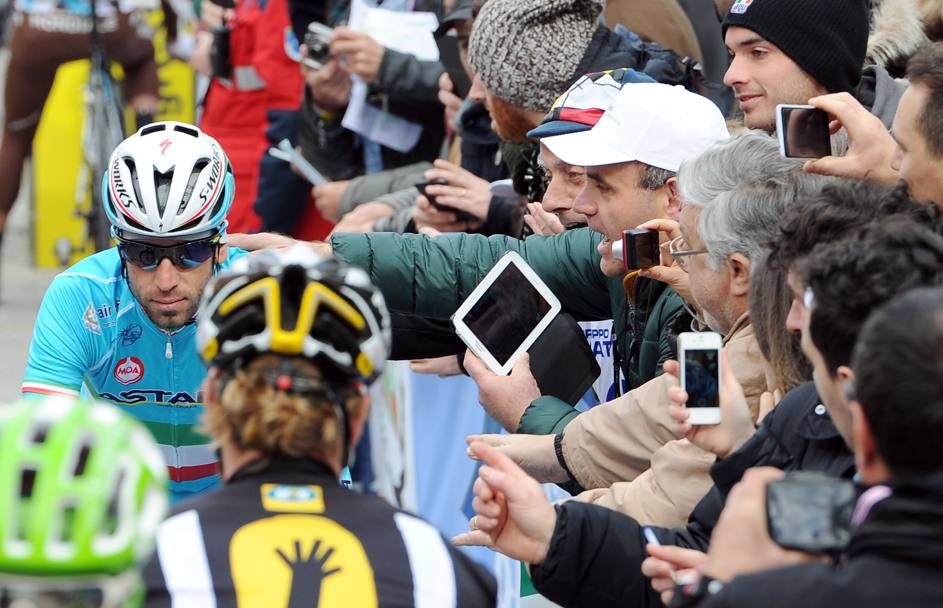 Un Vincenzo Nibali dall&#39;aria molto concentrata nonostante le richieste degli appassionati